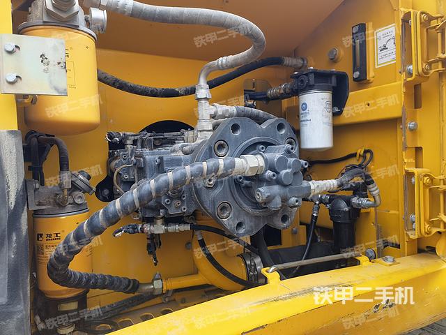 液压泵舱室正面整体（整机外观）