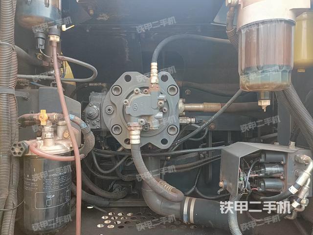 液压泵舱室正面整体（整机外观）