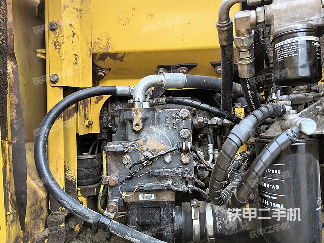 液压泵舱室正面整体（整机外观）