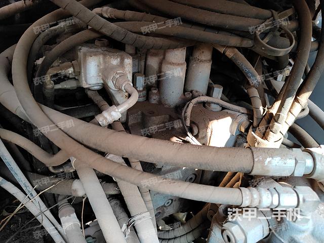 回转马达和主控阀（整机外观）