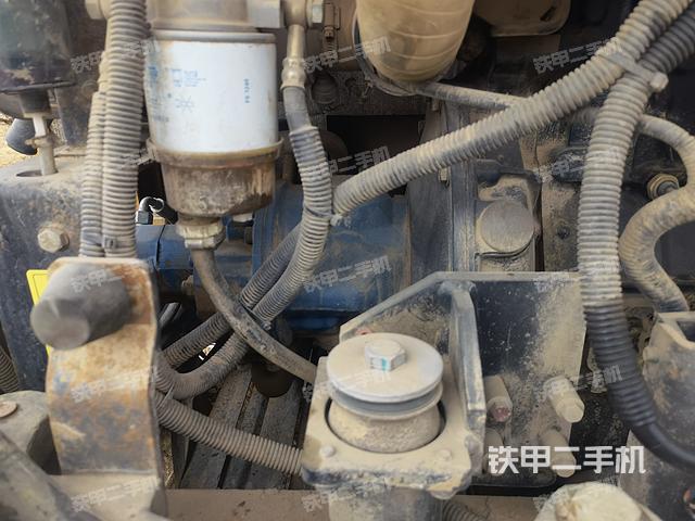 液压泵舱室正面整体（整机外观）