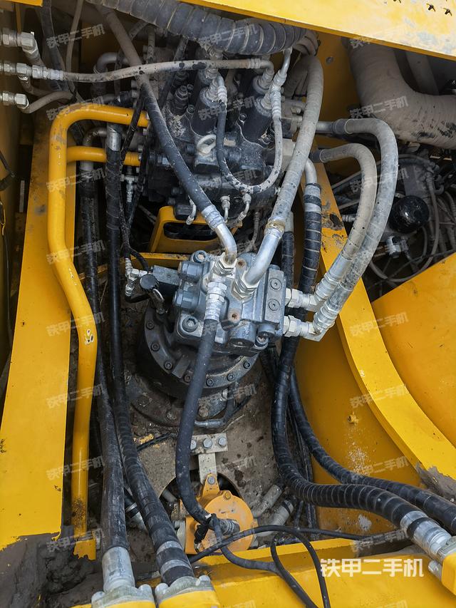 回转马达和主控阀（整机外观）