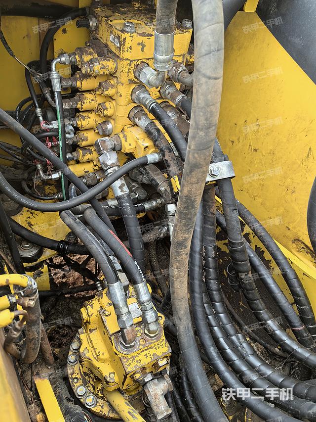 回转马达和主控阀（整机外观）