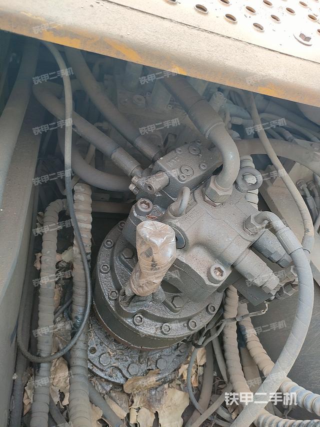 回转马达和主控阀（整机外观）