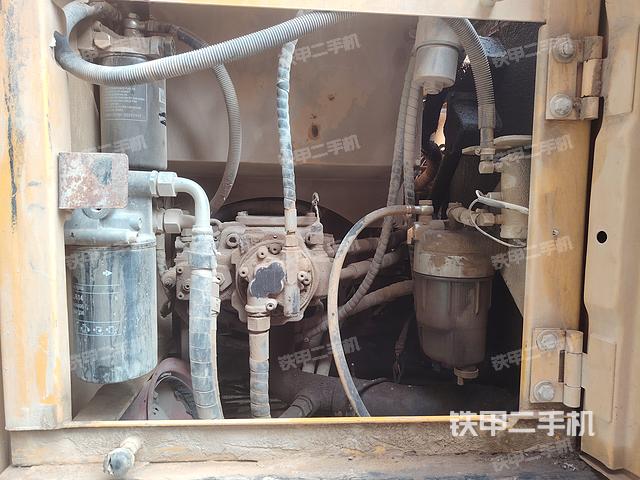 液压泵舱室正面整体（整机外观）