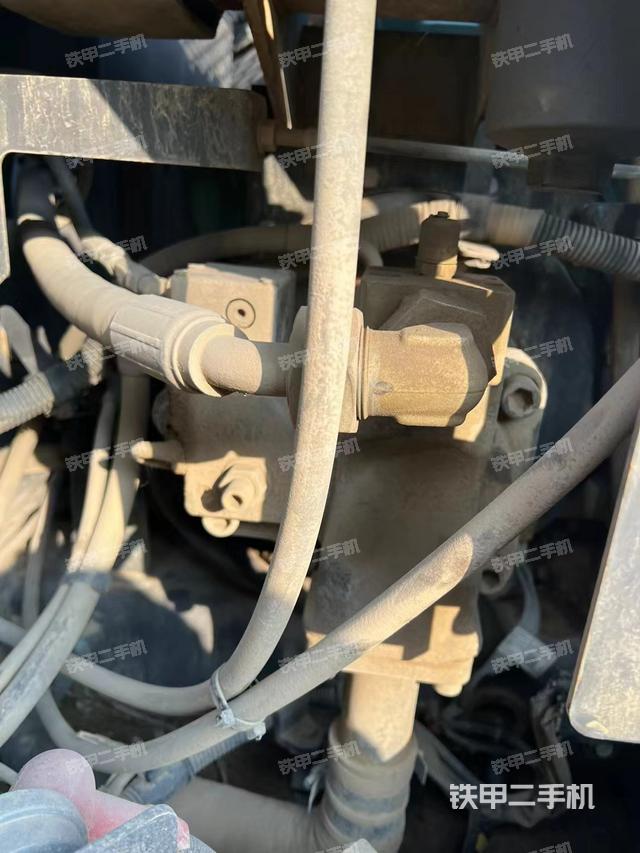 液压泵舱室正面整体（整机外观）