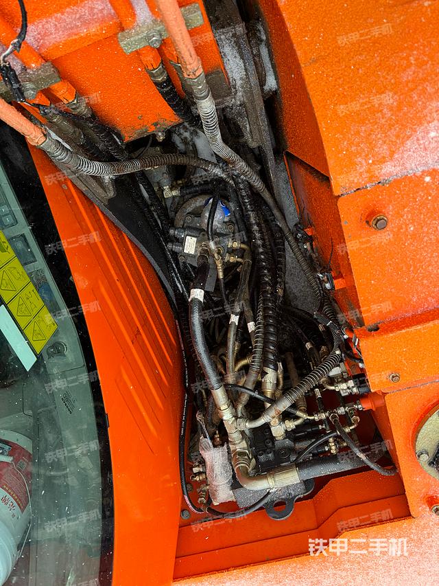 回转马达和主控阀（整机外观）