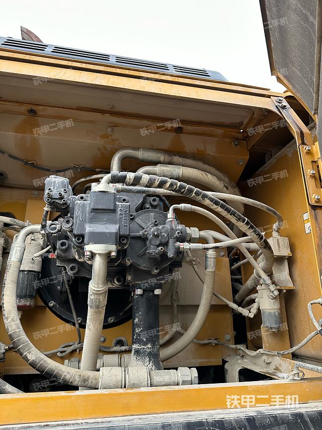 液压泵舱室正面整体（整机外观）