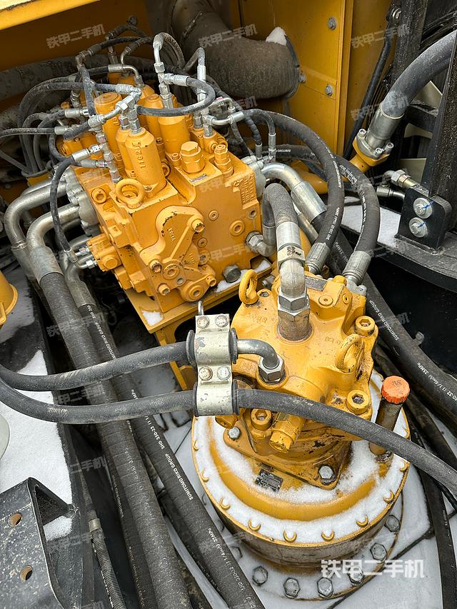 回转马达和主控阀（整机外观）