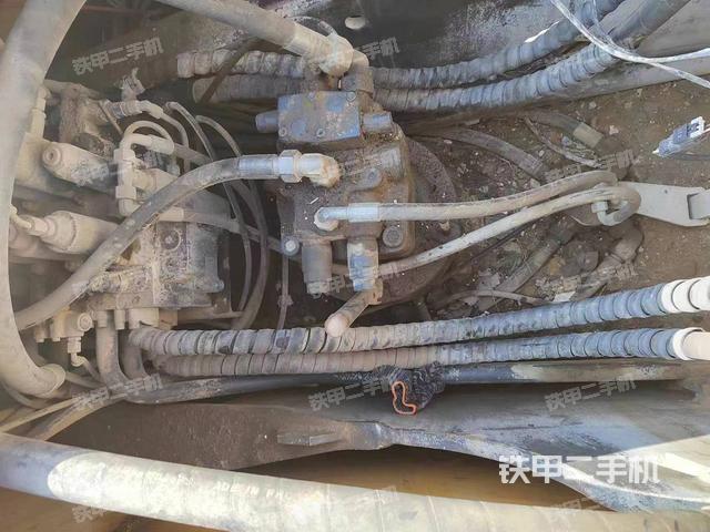 回转马达和主控阀（整机外观）