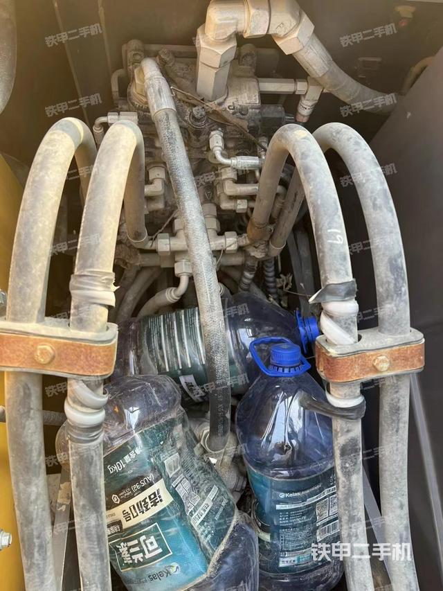 回转马达和主控阀（整机外观）