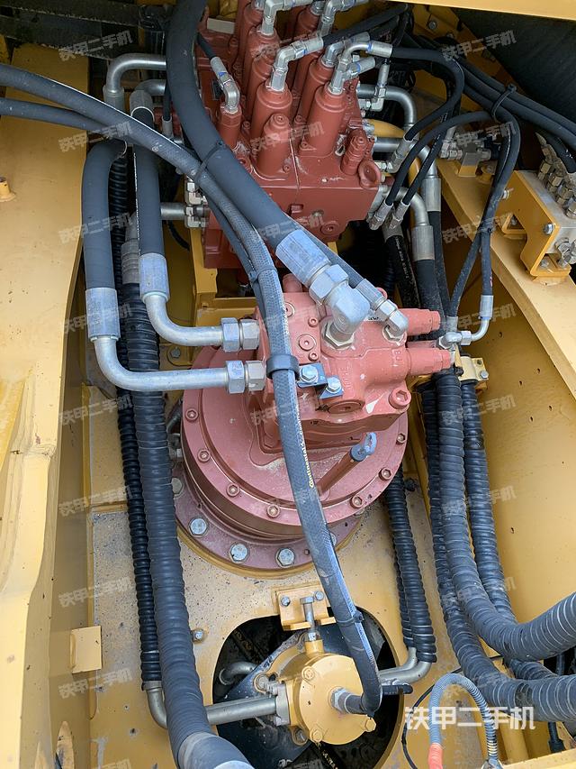 回转马达和主控阀（整机外观）