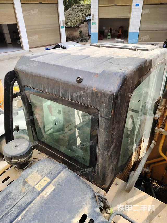 驾驶室顶部（整机外观）