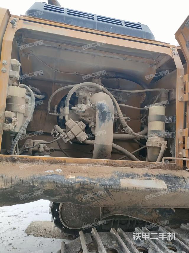 液压泵舱室正面整体（整机外观）