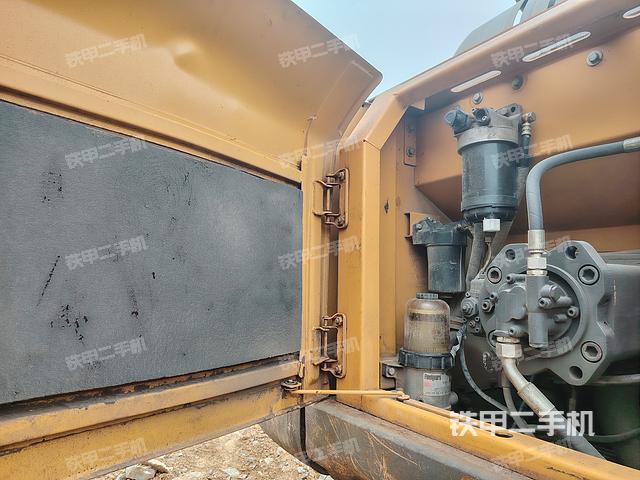 液压泵舱室正面整体（整机外观）