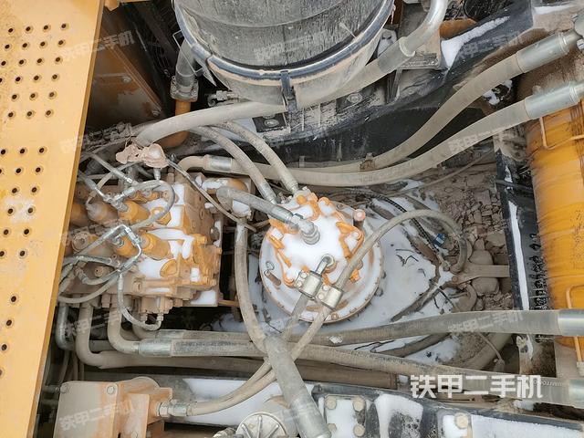 回转马达和主控阀（整机外观）