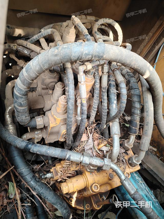 回转马达和主控阀（整机外观）