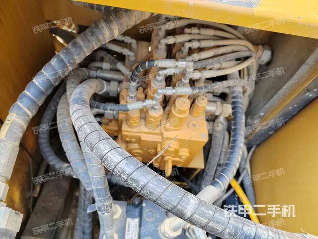 回转马达和主控阀（整机外观）