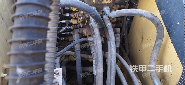 回转马达和主控阀（整机外观）