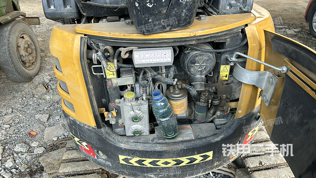 液压泵舱室正面整体（整机外观）