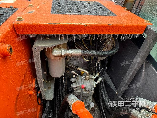 回转马达和主控阀（整机外观）