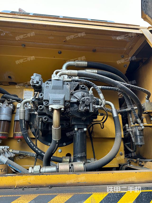 液压泵舱室正面整体（整机外观）