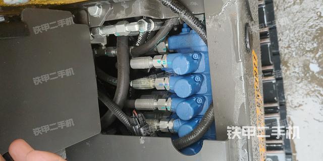 回转马达和主控阀（整机外观）