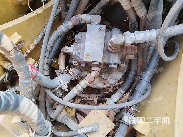 液压泵舱室正面整体（整机外观）