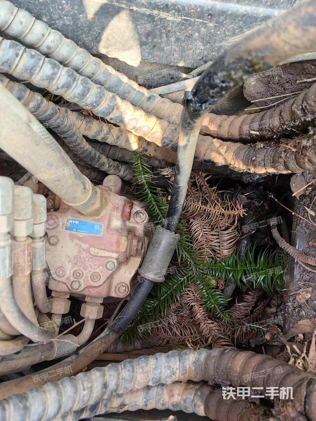 液压泵舱室正面整体（整机外观）