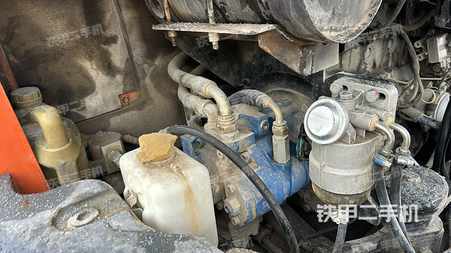 液压泵舱室正面整体（整机外观）