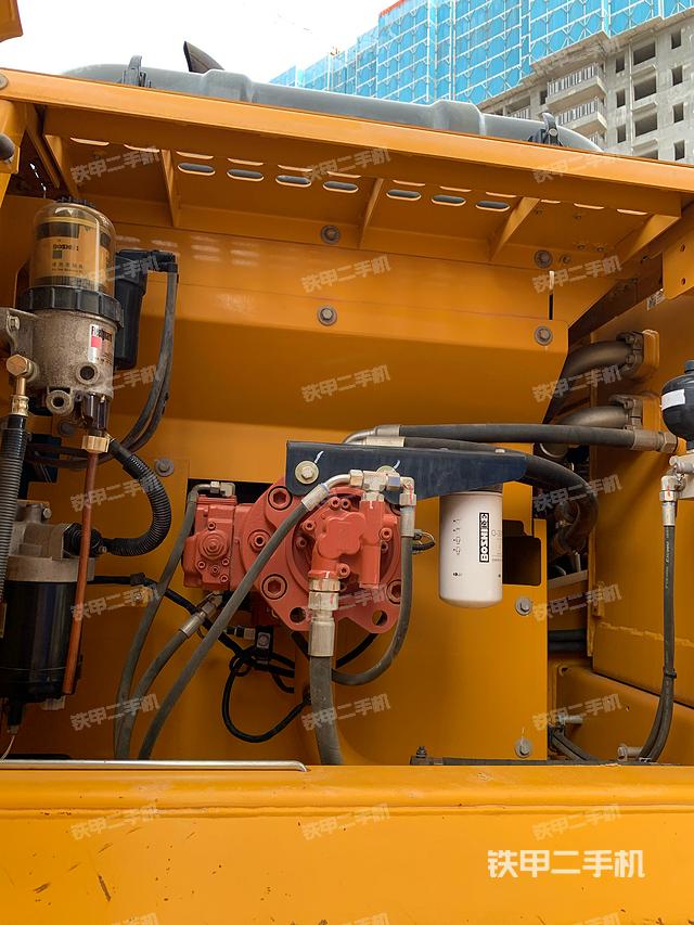 液压泵舱室正面整体（整机外观）