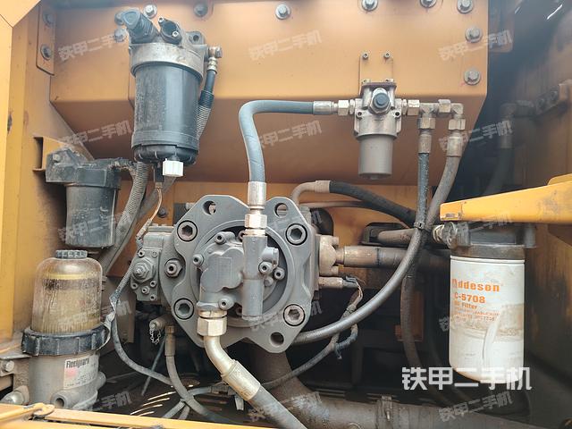 液压泵舱室正面整体（整机外观）