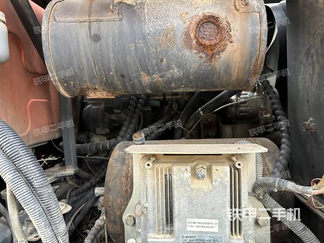 液压泵舱室正面整体（整机外观）