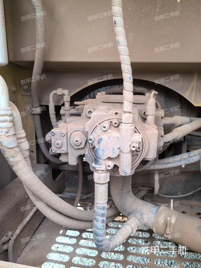 液压泵舱室正面整体（整机外观）