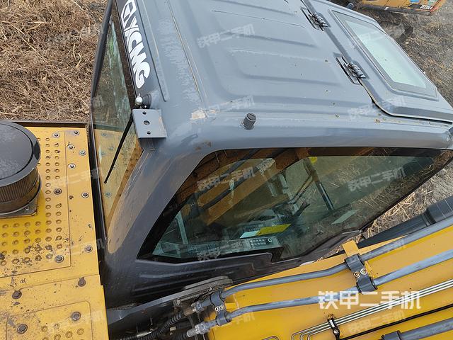 驾驶室顶部（整机外观）