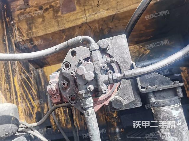 液压泵舱室正面整体（整机外观）
