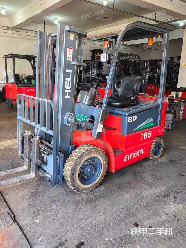 整机右侧（设备外观及核心部件）