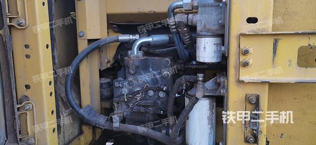 液压泵舱室正面整体（整机外观）