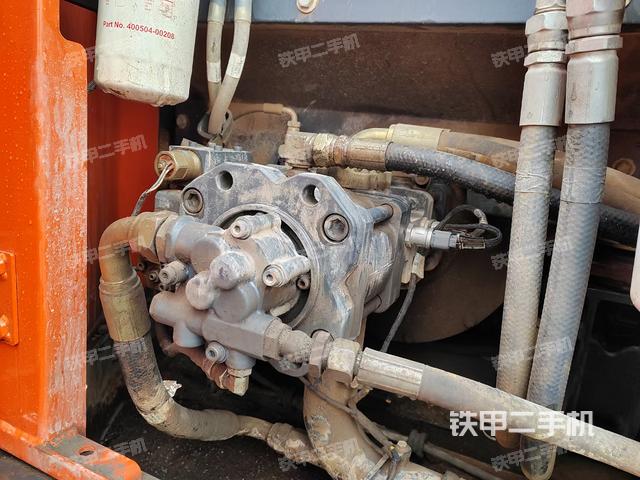 液压泵舱室正面整体（整机外观）