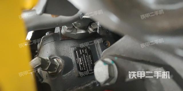 液压泵舱室正面整体（整机外观）