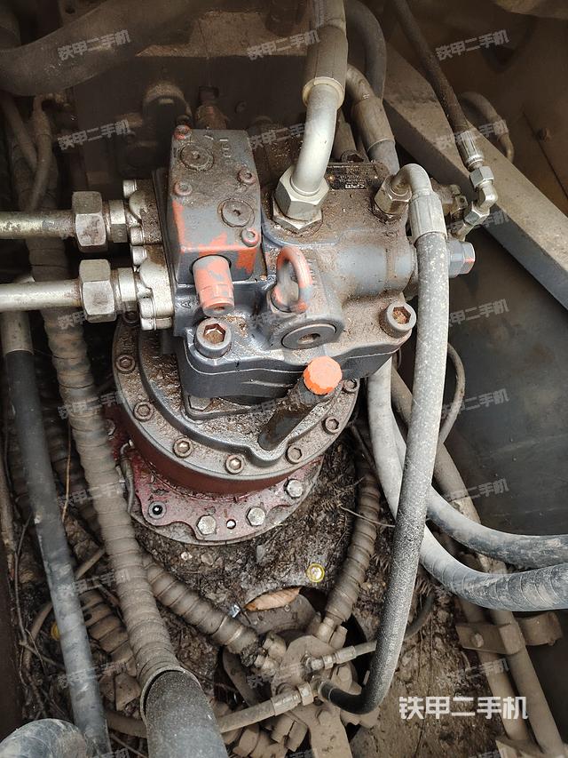 回转马达和主控阀（整机外观）