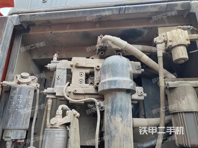 液压泵舱室正面整体（整机外观）