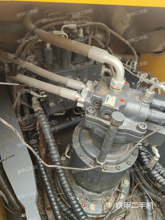 回转马达和主控阀（整机外观）