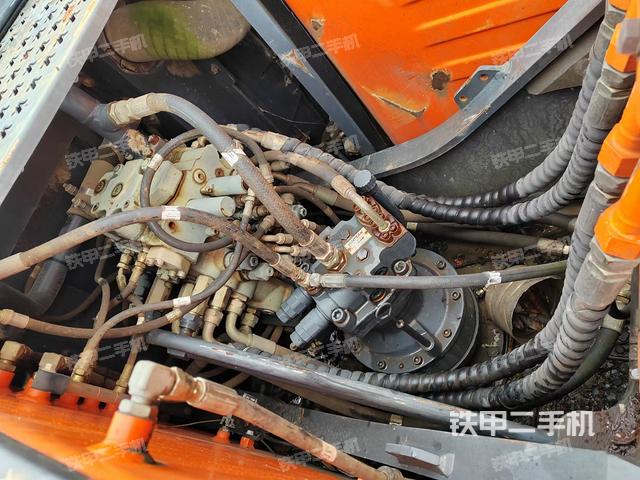 回转马达和主控阀（整机外观）