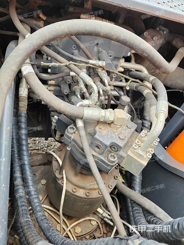 回转马达和主控阀（整机外观）