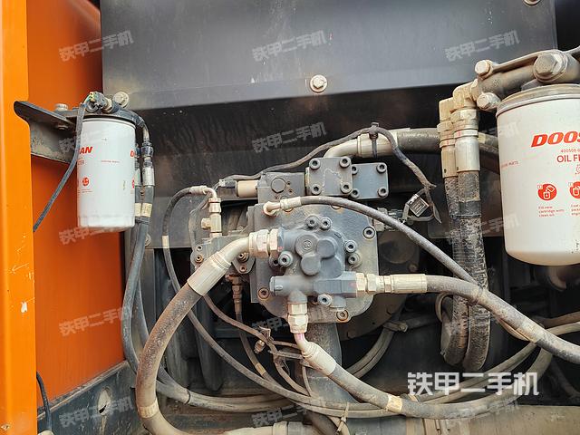 液压泵舱室正面整体（整机外观）