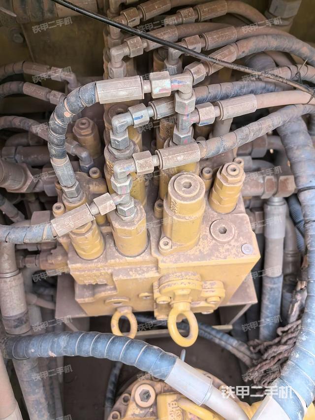 回转马达和主控阀（整机外观）