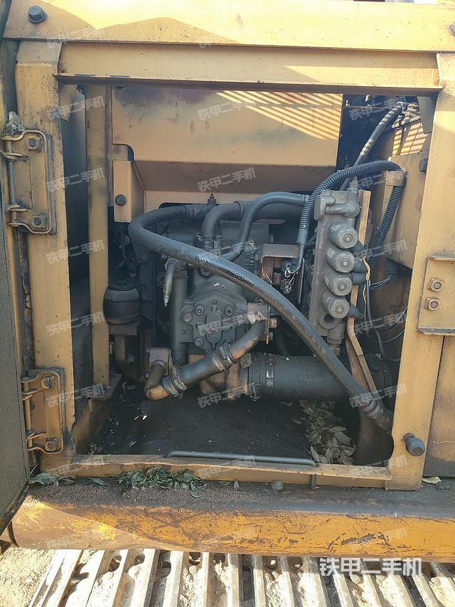 液压泵舱室正面整体（整机外观）