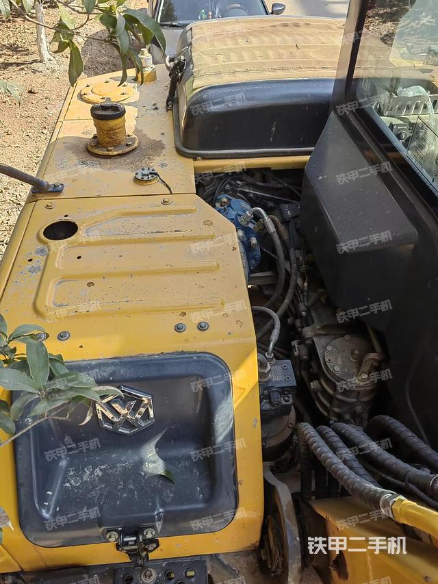 液压泵舱室正面整体（整机外观）