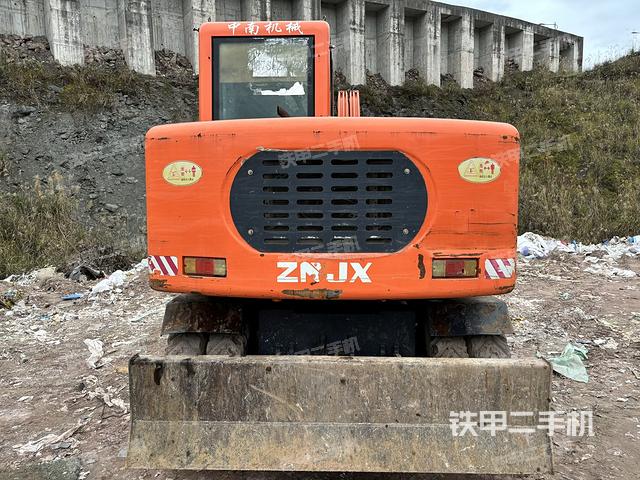 液压泵舱室正面整体（整机外观）